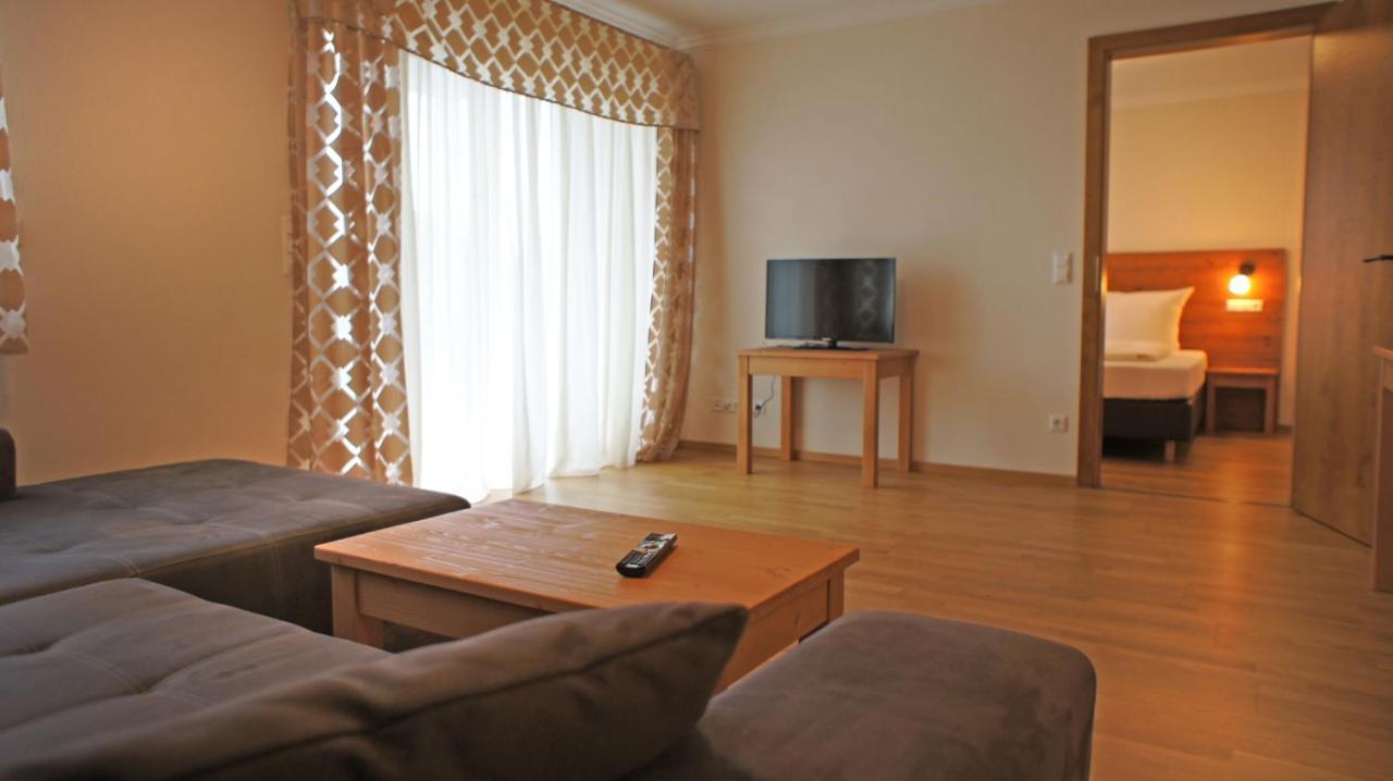 Hotel Heimfeld Restaurant Cafe Garching an Der Alz Екстериор снимка