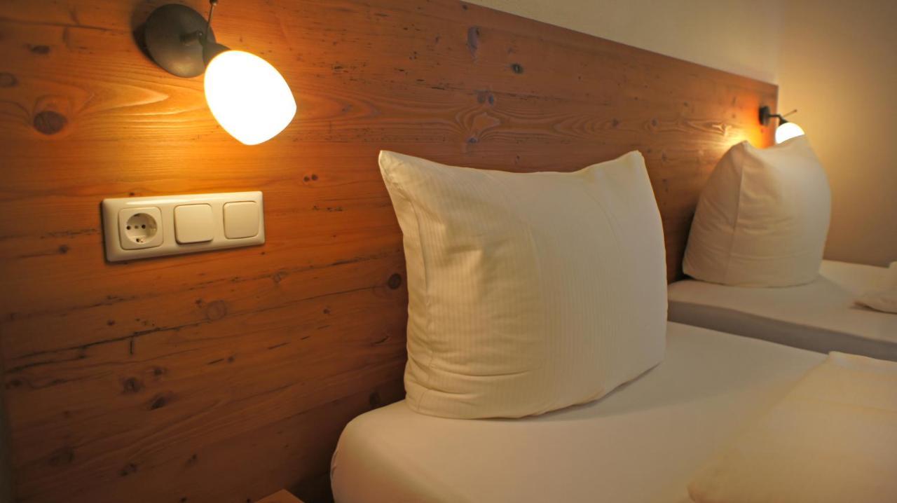 Hotel Heimfeld Restaurant Cafe Garching an Der Alz Екстериор снимка