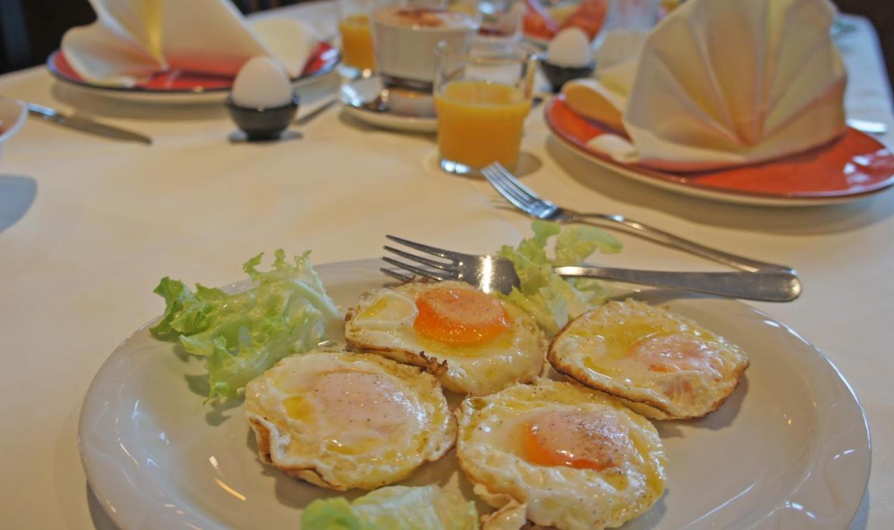 Hotel Heimfeld Restaurant Cafe Garching an Der Alz Екстериор снимка