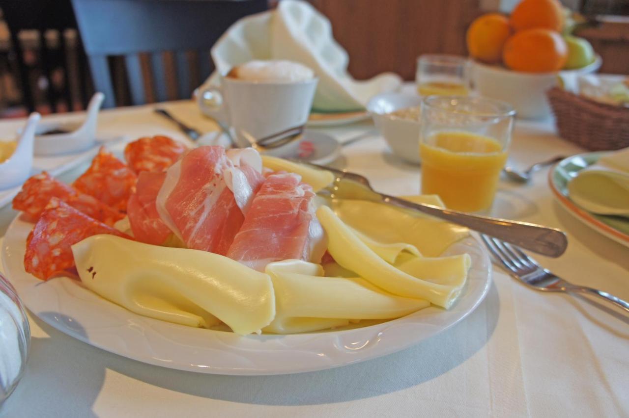 Hotel Heimfeld Restaurant Cafe Garching an Der Alz Екстериор снимка